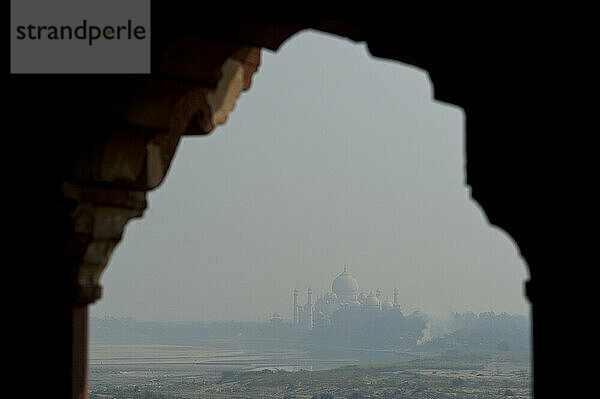 Blick den Fluss Yamuna hinunter vom Agra Fort zum Taj Mahal; Agra  Indien