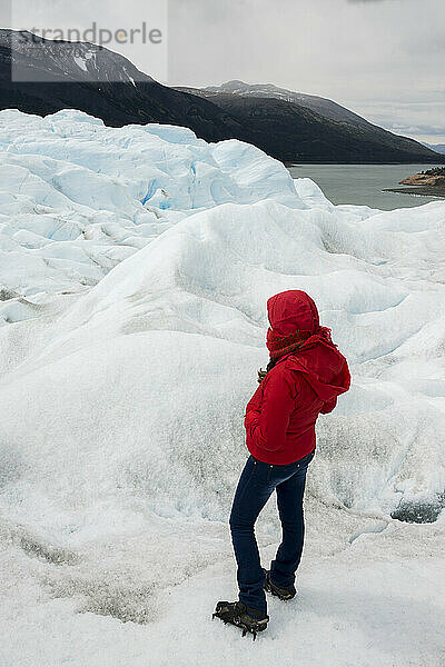 Eine Frau wandert auf dem Moreno-Gletscher  Los Glaciares National Park; Provinz Santa Cruz  Argentinien