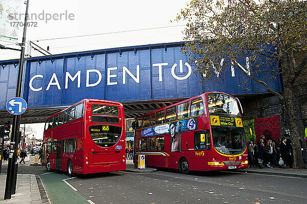 Doppeldecker-Busse  die unter der Brücke in Camden Town  Nord-London  London  Großbritannien  durchfahren