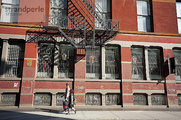 Paar vorbei an einer Wohnung Gebäude in Tribeca  Manhattan  New York  Usa