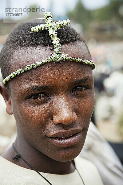 Junge trägt ein traditionelles Stirnband aus Gras zur Feier des orthodoxen Osterfestes; Lalibela  Äthiopien