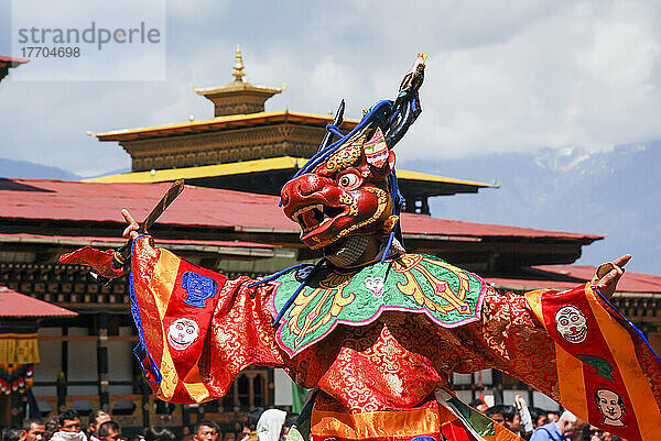 Ein kostümierter Darsteller führt einen Cham-Tanz auf dem bhutanischen Paro Tshechu Festival im Paro Dzong  einem Kloster und einer Festung in Paro  Bhutan  auf; Paro  Bhutan