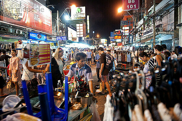 Straßenhändler  Einheimische und Touristen mischen sich entlang der Khao San Road bei Nacht; Bangkok  Thailand