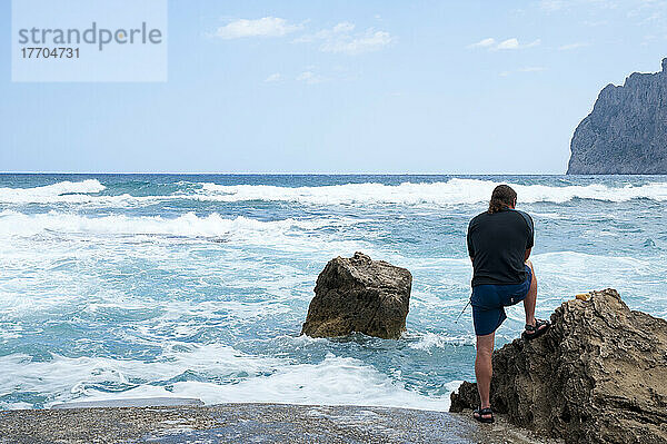 Mann beim Fischen in Cala Sant Vicenc  Mallorca  Balearische Inseln  Spanien