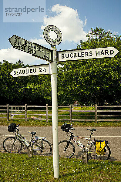 Wegbeschreibung und Fahrräder rund um das Schiffbauerdorf Buckler's Hard  New Forest National Park  Hampshire  Großbritannien