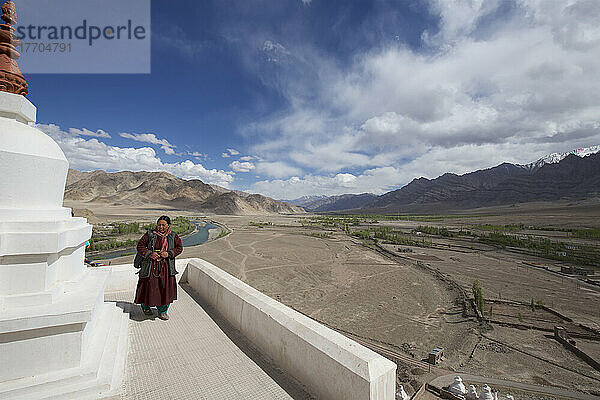 Pilger mit Blick auf das Tal unterhalb des Klosters Stakna im Indus-Tal; Ladakh  Jammu und Kaschmir  Indien