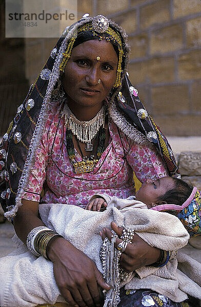 Frau in traditioneller Kleidung mit Baby  Jaisalmer  Rajasthan  Indien