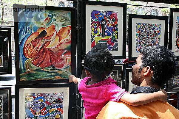 Besichtigung der Kunstwerke in der Kala Ghoda Street Pavement Exhibition; Mumbai  Maharashtra State  Indien