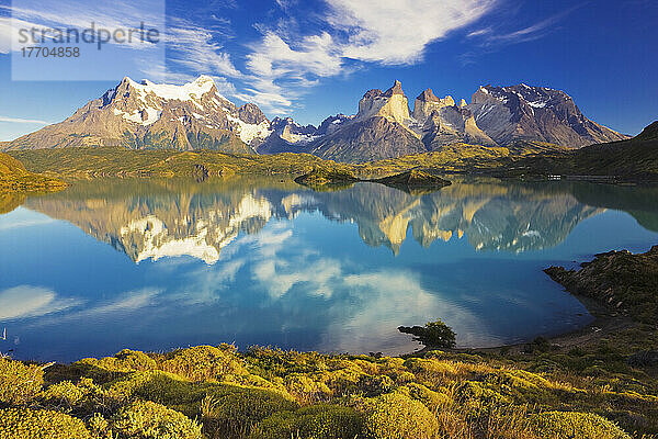 Die Cuernos del Paine spiegeln sich im Lago Pehoe im Torres del Paine National Park; Magallenes  Patagonien  Chile