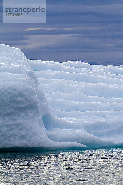 Eine Mitternachtsfahrt durch den Ilulissat-Eisfjord  eine der Unesco-Welterbestätten. Grönland.