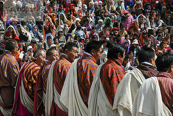 Besucher versammeln sich während des bhutanischen Paro Tshechu Festivals im Paro Dzong  einem Kloster und einer Festung in Paro  Bhutan; Paro  Bhutan