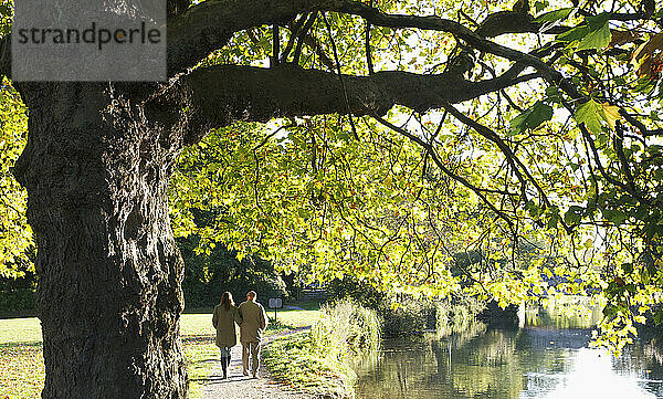 Wandern auf dem Itchen River Navigation Canal  The Water Meadows; Winchester  Hampshire  England