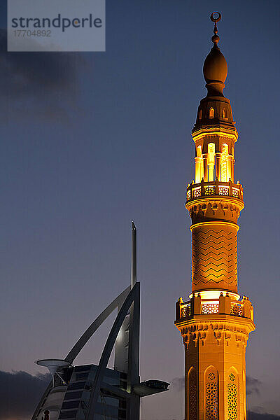 Dubai  Uaeminaret der kleinen Moschee und Burj Al Arab Hotel in der Abenddämmerung