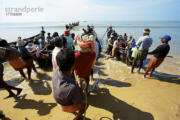 Fischer am Strand von Bekal; Nord-Kerala  Indien