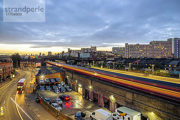 Stadtlandschaft von Battersea in der Abenddämmerung  einem Stadtteil im Südwesten Londons; London  England