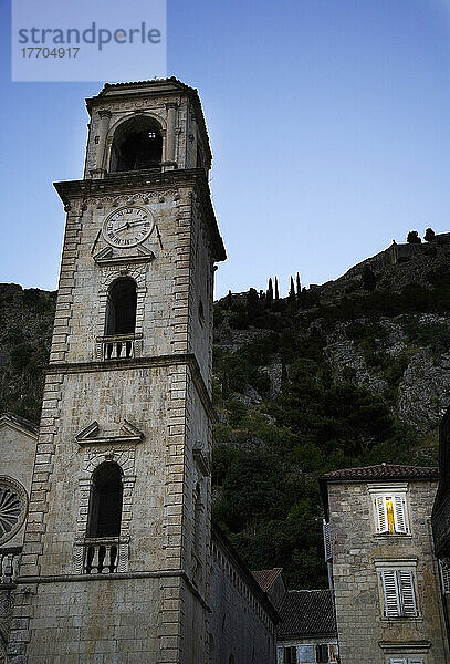 Turm der Kathedrale in der Abenddämmerung  Kotor Montenegro.Tif