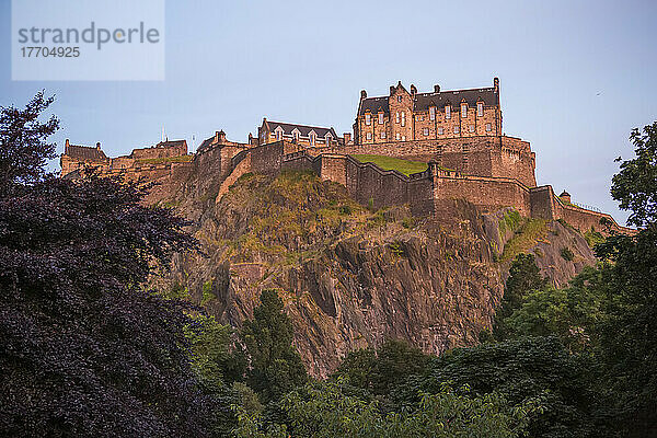 Edinburgh Castle in der Abenddämmerung; Edinburgh  Schottland