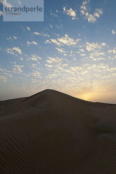 Sanddünen in der Abenddämmerung; Dubai  Vereinigte Arabische Emirate