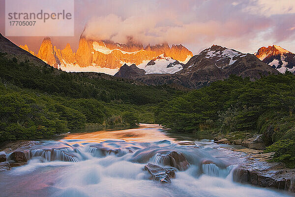 Der Berg Fitz Roy und ein kleiner Bach bei Sonnenaufgang  Los Glaciares National Park; Patagonien  Argentinien