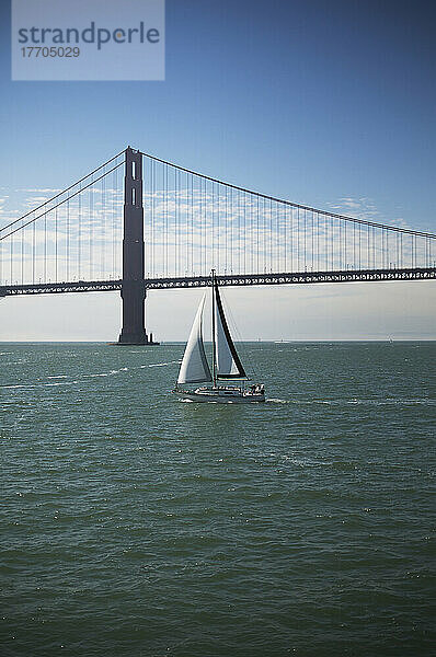 Die Golden Gate Bridge wird hinter einem Segelboot in der Bucht von San Francisco gesehen; San Francisco  Kalifornien  Vereinigte Staaten von Amerika