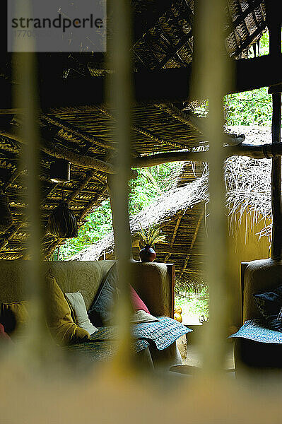 Blick durch ein Fenster in einen möblierten Bereich; Ulpotha  Embogama  Sri Lanka