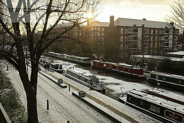 Regents Canal an einem kalten und verschneiten Tag in Shoreditch  London  England; London  England