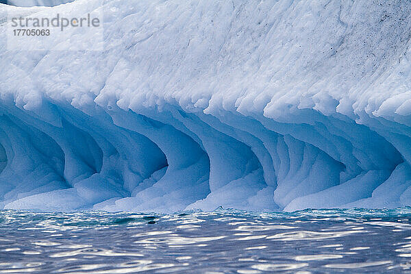 Eine Mitternachtsfahrt durch den Ilulissat-Eisfjord  eine der Unesco-Welterbestätten. Grönland.