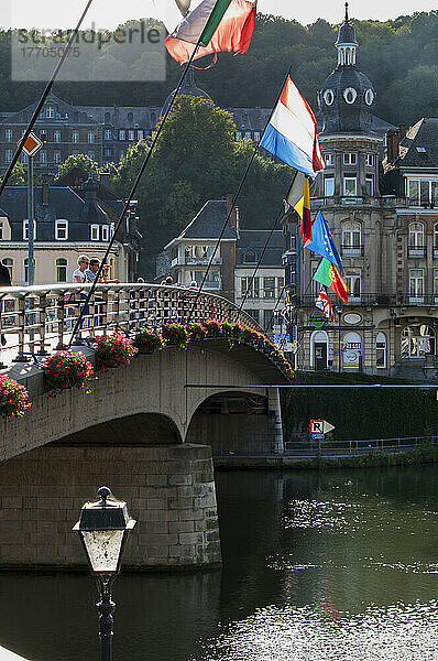 Brücke mit Flaggen  die den Fluss überquert; Dinant  Ardennen  Belgien