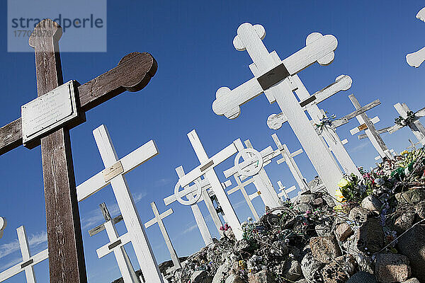 Ilulissat-Friedhof an der Westküste Grönlands. Der Boden ist so felsig  dass viele Leichen in Schrammen im Boden liegen und mit Steinen bedeckt sind.