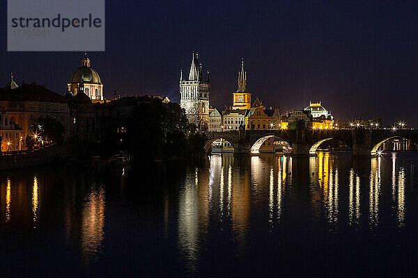 Ein Blick auf die Moldau  die Karlsbrücke und die Prager Altstadt bei Nacht; Moldau  Prag  Tschechische Republik