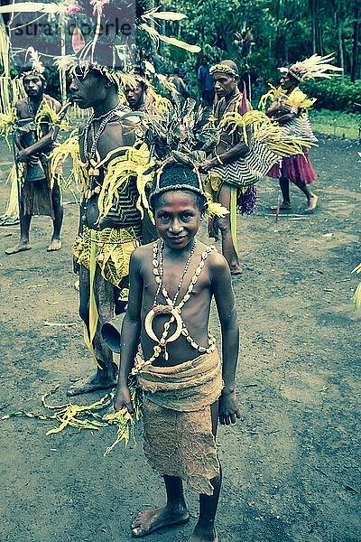 Dorfbewohner führen einen traditionellen melanesischen Stammestanz in Madang  Papua-Neuguinea  auf; Madang  Provinz Madang  Papua-Neuguinea