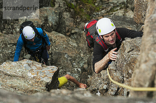 Bergsteiger beim Aufstieg zum Am Basteir in den Black Cuillin; Isle Of Skye  Schottland