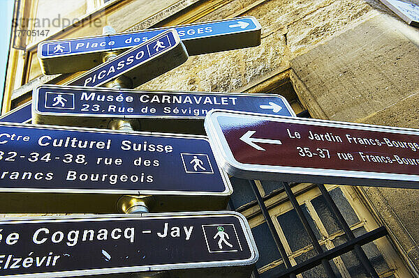 Zielschilder im historischen Viertel Marais; Paris  Frankreich