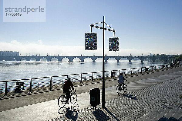 Europa  Frankreich  Bordeaux  Radfahrer am Ufer der Gironde