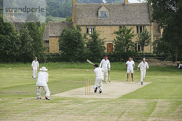 Dorfkricketspiel in der Nähe des Dorfes Stanton; Gloucestershire  England