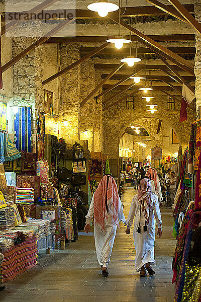 Menschen auf dem Wafi Souk; Doha  Katar