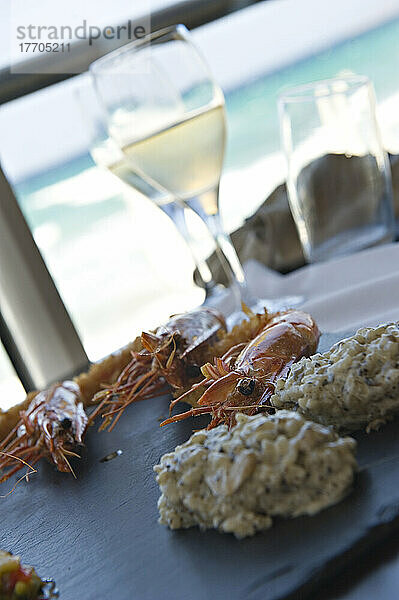 Mittagessen mit Meeresfrüchten im Restaurant Marinella. An der Strandpromenade von L'iIle Rousse gelegen. La Balagne. Korsika. Frankreich