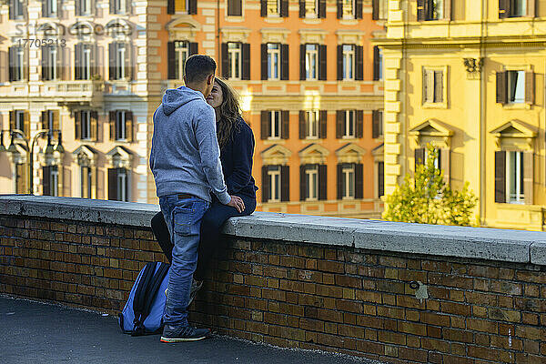 Junge Liebe in der Stadt Rom; Rom  Italien