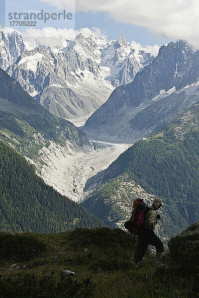 Sommerwanderung oberhalb des Chamonix-Mont-Blanc-Tals im Mont-Blanc-Massiv  mit dem Gletscher Mer De Glace (Eismeer) im Hintergrund; Frankreich