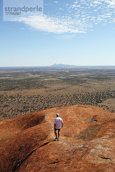 Touristen wandern auf den Uluru  früher bekannt als Ayers Rock; Northern Territory  Australien