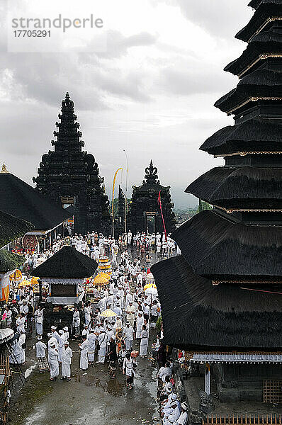 Menschen im Pura-Besakih-Tempel; Bali  Indonesien