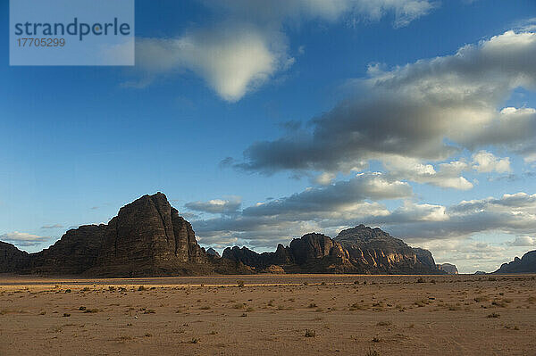 Monolithische Felsenlandschaft des Wadi Rum  auch bekannt als Tal des Mondes; Jordanien