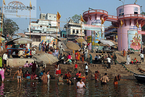 Beten und Baden im heiligen Wasser am Dashashwamedh Ghat  dem berühmtesten und zentralsten Badeghat. Die Kultur von Varanasi ist eng mit dem Fluss Ganges und dessen religiöser Bedeutung verbunden: Sie ist die religiöse Hauptstadt Indiens und ein bedeutender Ort für den Tourismus.