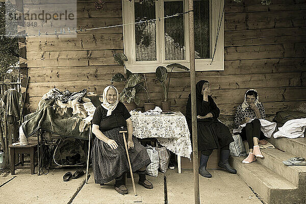 Traditionell gekleidete ältere Frauen vor ihrem Haus in einem Dorf im Kreis Maramures  Siebenbürgen  Rumänien