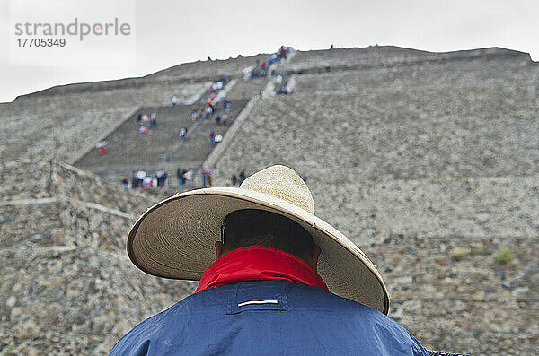 Mann mit Sombrero vor der Sonnenpyramide in Teotihuacan; San Juan Teotihuacan  Staat Mexiko  Mexiko