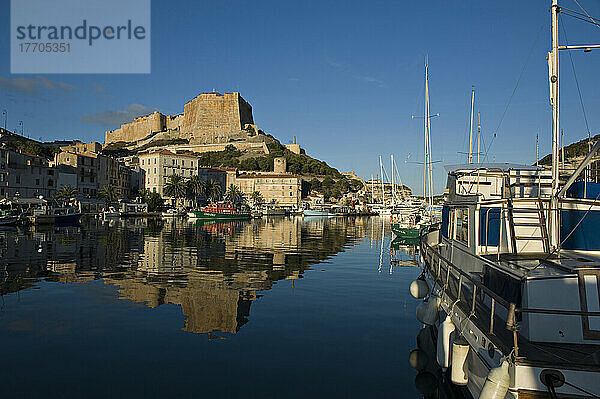 Die Zitadelle erhebt sich über dem Hafen von Bonifacio. Korsika. Frankreich