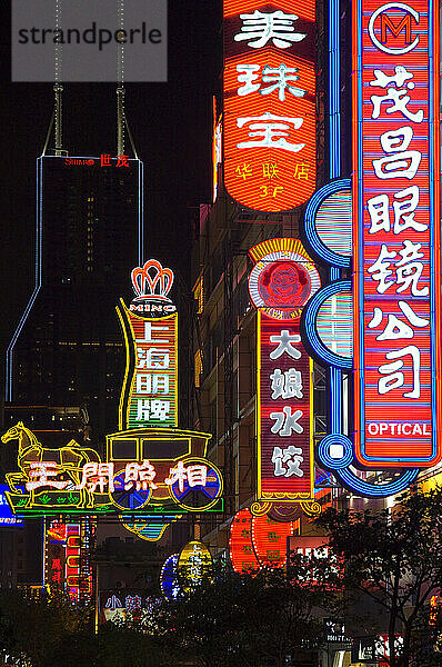 China. Schanghai. Nanging Donglu Einkaufs-und Fußgängerzone. Blick in der Nacht von hellen und bunten Neon-Schilder mit hohen Anstieg beleuchtet Gebäude