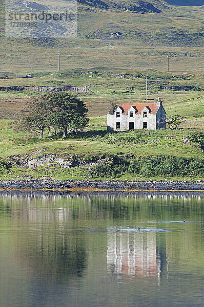 Ein einsames Haus am Ufer des Wassers; Skye  Schottland