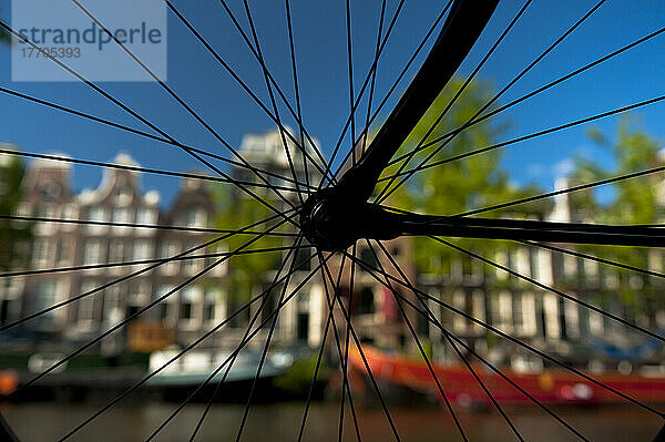 Silhouette eines Fahrrads vor einer Gracht und traditionellen Giebelhäusern; Amsterdam  Holland