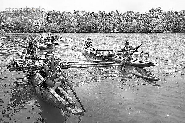 Melanesische Einwohner des Dorfes Natade in Auslegerkanus am Eingang zu den Tufi-Fjorden von Kap Nelson in der Provinz Oro in Papua-Neuguinea; Tufi  Provinz Oro  Papua-Neuguinea